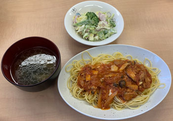 トマトパスタ、サラダ、スープ