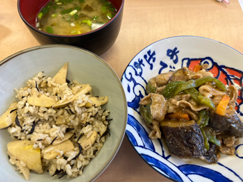 野菜炒めと、タケノコとひじきの混ぜご飯