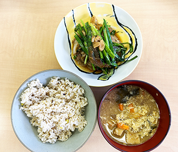 豚肉とニラのプレート焼き