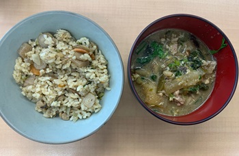 鶏の炊き込み混ぜご飯とお味噌汁