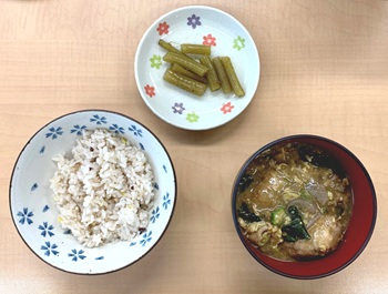 ふきの煮物とご飯と味噌汁
